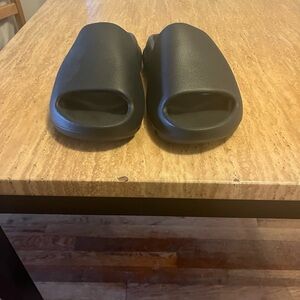 Onyx Black Yeezy US Men’s Size 9